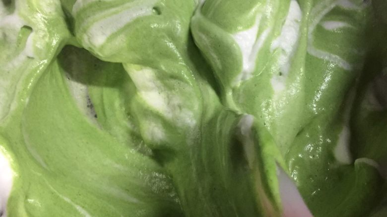 菠菜溶豆(无酸奶版),中间切一刀
