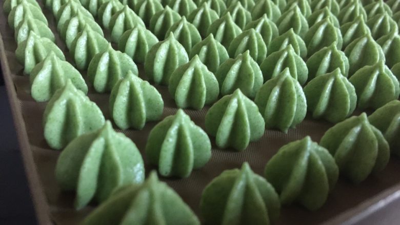 菠菜溶豆(无酸奶版),挤溶豆的时候 烤箱上下火100度预热烤箱
