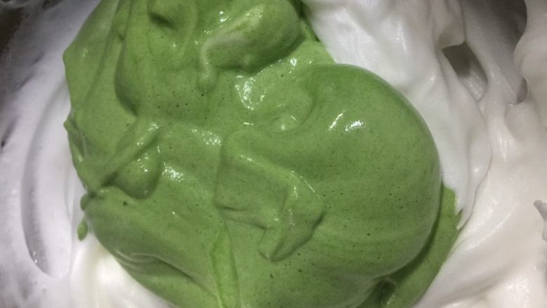 菠菜溶豆(无酸奶版),倒入剩余的蛋白霜