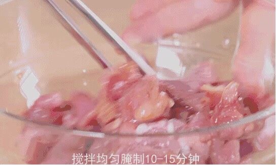 木须肉,搅拌均匀腌制10-15分钟