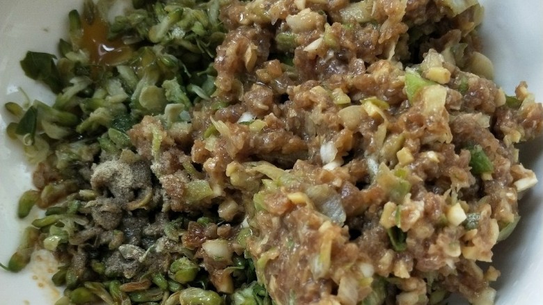 香煎牛肉槐花锅贴,牛肉馅倒入槐花中,再加少许盐,胡椒粉,香油,生抽。 ~这是给槐花加味。