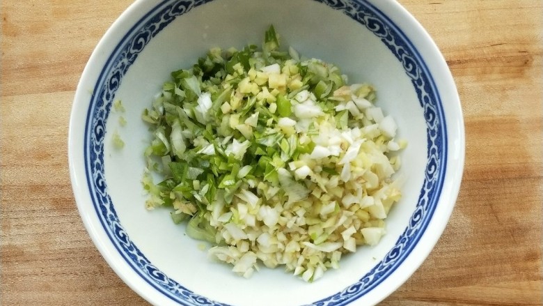 香煎牛肉槐花锅贴,姜葱蒜。 ~想要馅料香多放葱和姜。