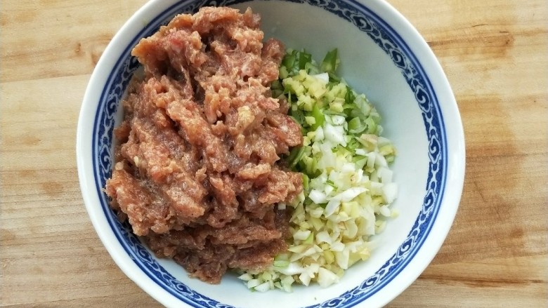 香煎牛肉槐花锅贴,牛肉馅倒入姜葱蒜中。