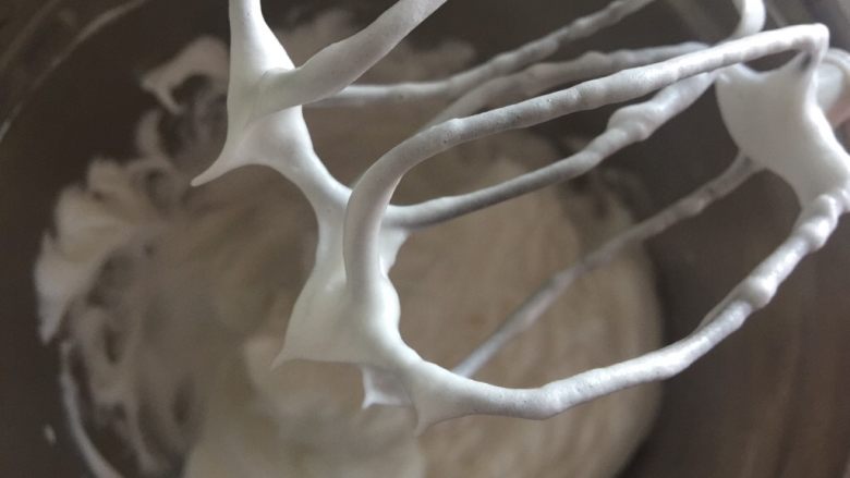 无糖红枣溶豆(无酸奶版),打蛋器停止 插入盆底 划两圈 打蛋头的状态是直立的小尖就可以了