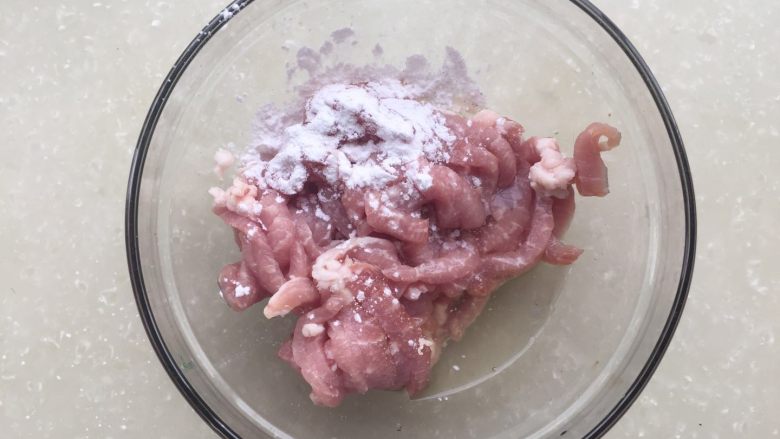 京酱肉丝,加入一个蛋清,两汤匙淀粉,两汤匙料酒,少许盐