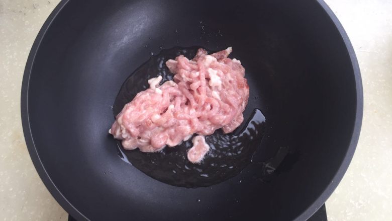 京酱肉丝,放入肉丝迅速滑散,翻炒