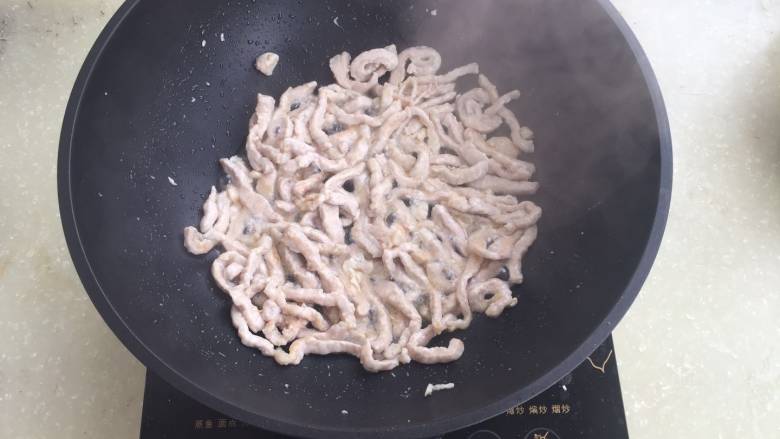京酱肉丝,加入水,划散肉丝,焖两分钟