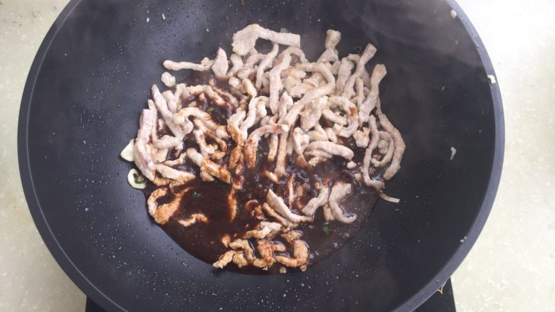 京酱肉丝,加入酱汁,翻炒一下