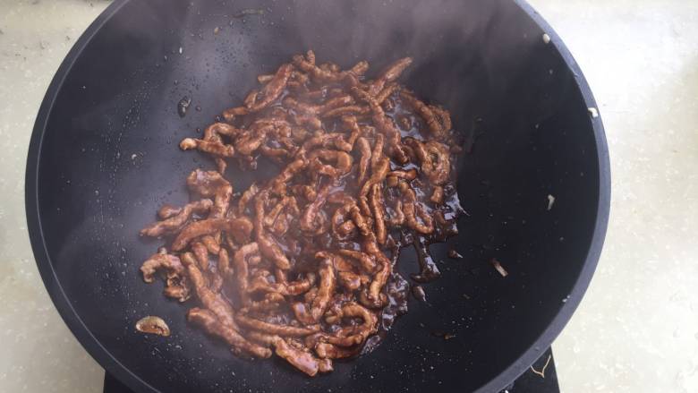 京酱肉丝,出锅装入摆好花型的盘子里即可