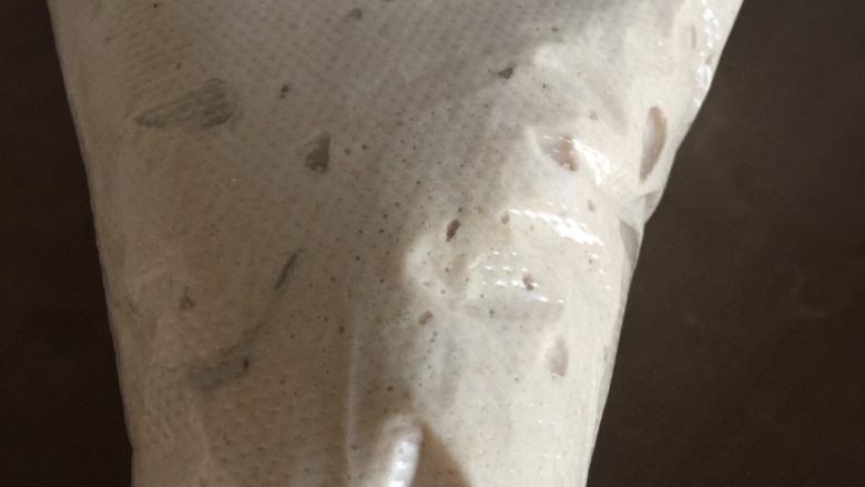 无糖红枣溶豆(无酸奶版),装入红枣溶豆糊,用刮刀把糊糊往前推 排空气