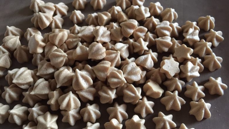 无糖红枣溶豆(无酸奶版),溶豆能从油布轻松脱离就是好了 有粘连的话可以延长时间或者闷一会