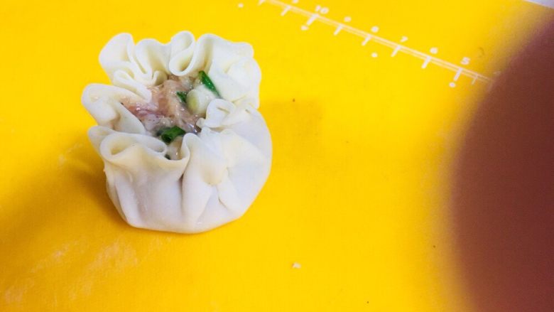 饺子皮做的烧卖,烧卖的包法很简单,只要包成一个钱💰袋子的形状即可