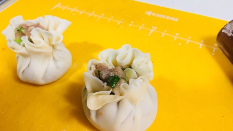 饺子皮做的烧卖,大一点的是用馄饨皮,用剪刀剪成圆形
