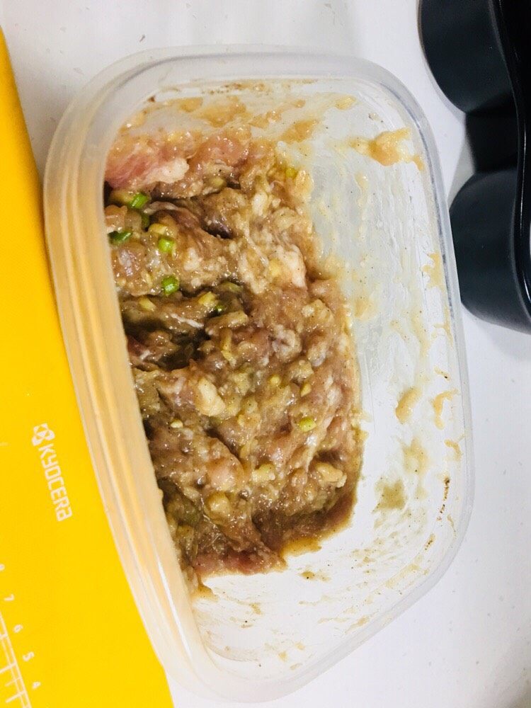 饺子皮做的烧卖,猪肉馅放入所有的配料顺时针搅拌