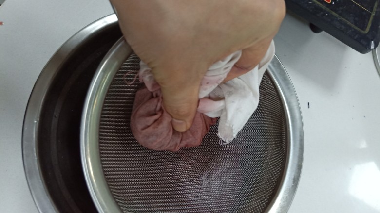 红色天然色素,挤出水分,然后在重复上述步骤,直到洛神花煮到颜色变浅为止!