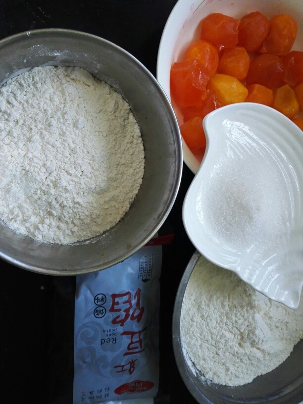 蛋黄酥,将原材料提前称好备用