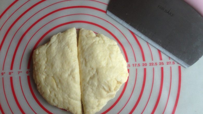 红豆馅司康饼,捏成团放在案板上压平一下,切成两份。