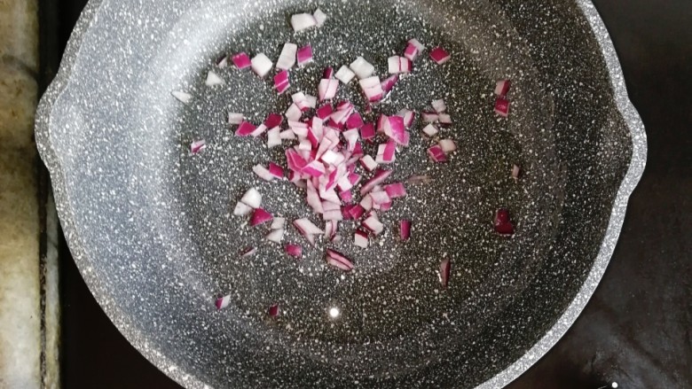 小番茄芝士意面,锅内少许油,放入洋葱超炒香