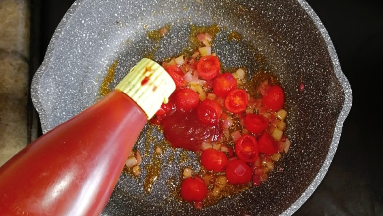 小番茄芝士意面,挤入适量的<a style='color:red;display:inline-block;' href='/shicai/ 699'>番茄酱</a>,翻炒均匀