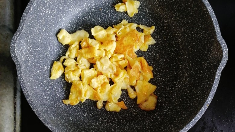 番茄虾仁蔬菜炒饭,锅内少许油,倒入打散的<a style='color:red;display:inline-block;' href='/shicai/ 9'>鸡蛋</a>炒熟炒散盛出备用