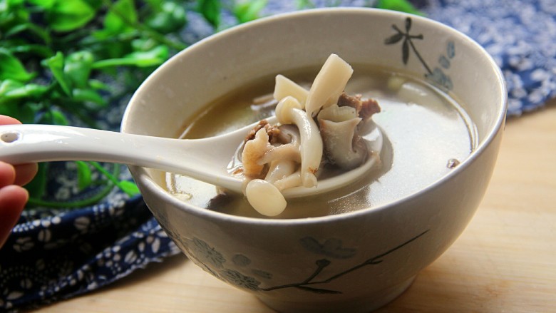 菌类料理+蟹味菇香菇牛肉汤,好了,可以盛出来喝了,鲜美!