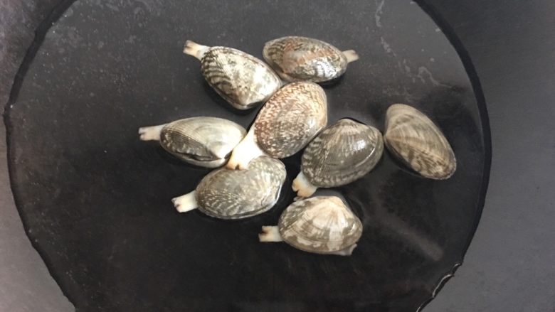 花蛤炖蛋,花蛤放入沸水中