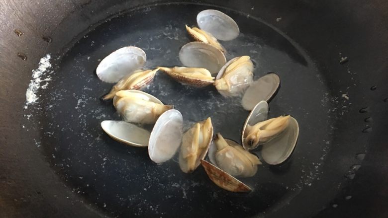花蛤炖蛋,煮开