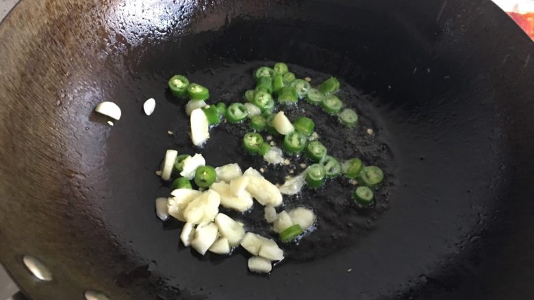 蒜香花甲,热锅倒油,下入蒜、线椒
