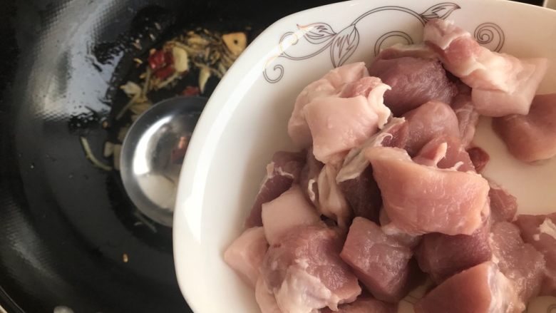 油豆腐香菇红烧肉,下猪肉,转中大火