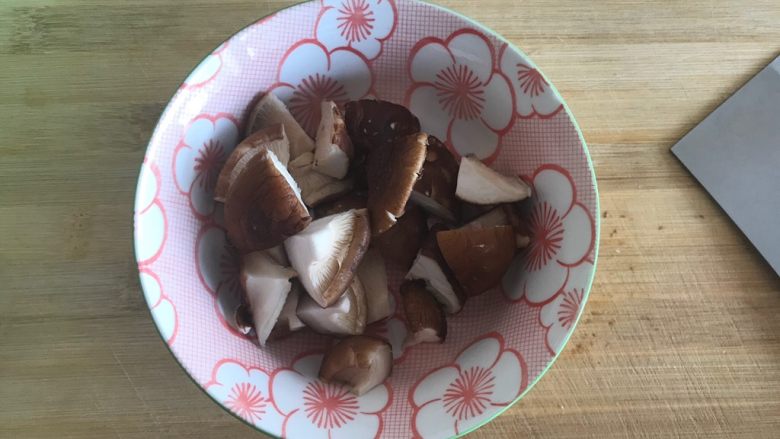 油豆腐香菇红烧肉,全部切好,备用