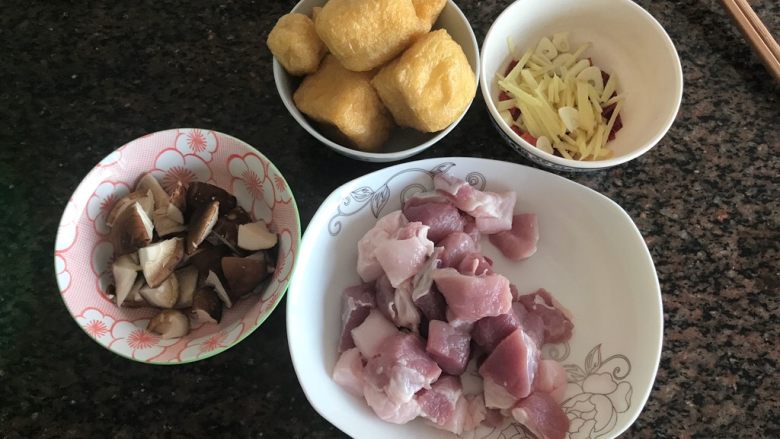 油豆腐香菇红烧肉,全部处理好,可以开煮了