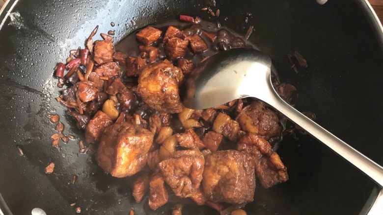 油豆腐香菇红烧肉,5分钟后,打开锅盖,转中大火,翻炒至汤汁收紧,即可