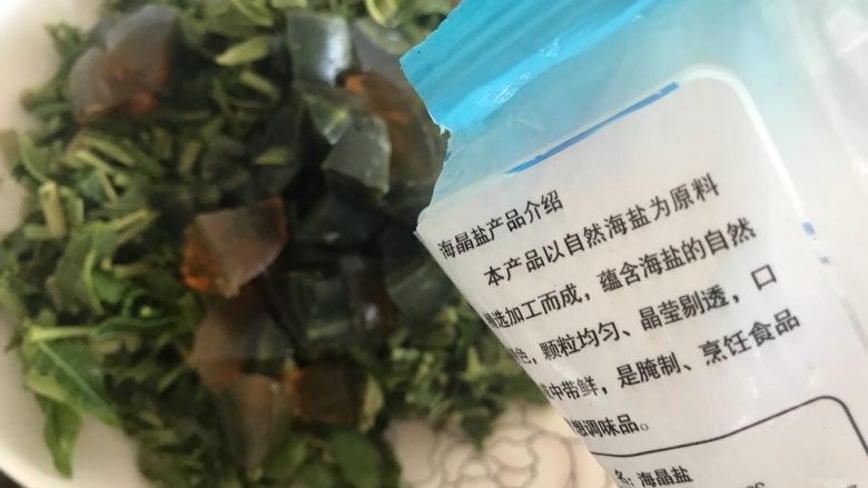 老干妈香椿拌皮蛋,加适量细盐