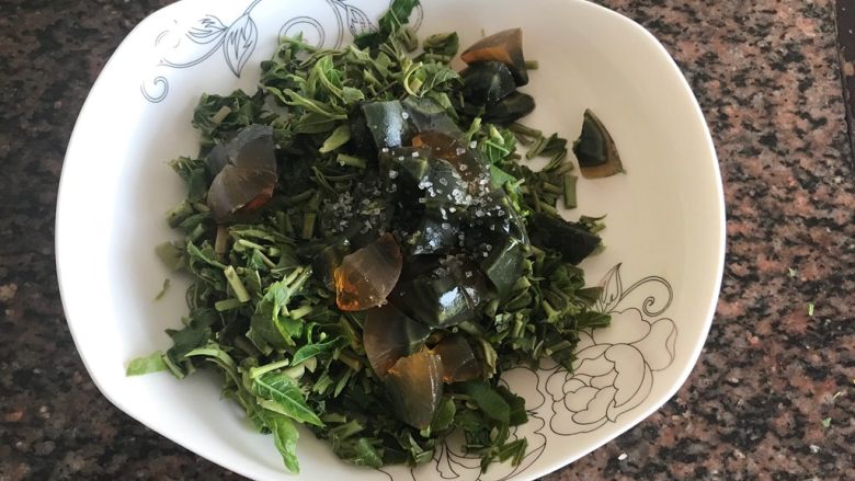 老干妈香椿拌皮蛋,细盐不要太多,我只放了图中那么一点点