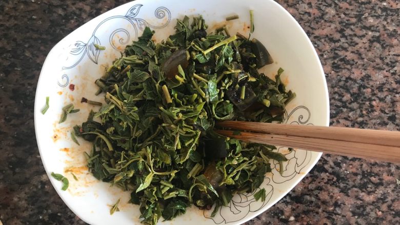 老干妈香椿拌皮蛋,搅拌均匀,即可