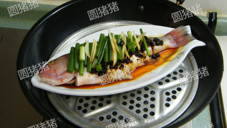 老干妈豆豉蒸鱼——懒人也能出好菜,蒸锅内烧开水,放上鱼盘,加锅盖大火盖8-10分钟。取出鱼盘丢弃表面的姜,葱段即可上菜。