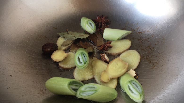 #菌类料理# 山珍炖鸡,热锅凉油(15ml),先煸炒姜片、八角、草果,煸炒出香味,然后再煸炒葱段,葱段被煸炒出香味即可。