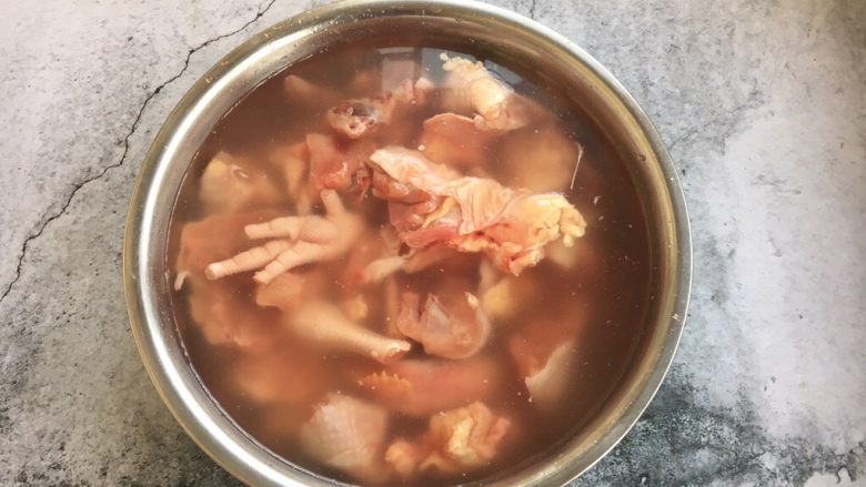 #菌类料理# 山珍炖鸡,放在冷水里浸泡1个小时,然后清洗2遍。