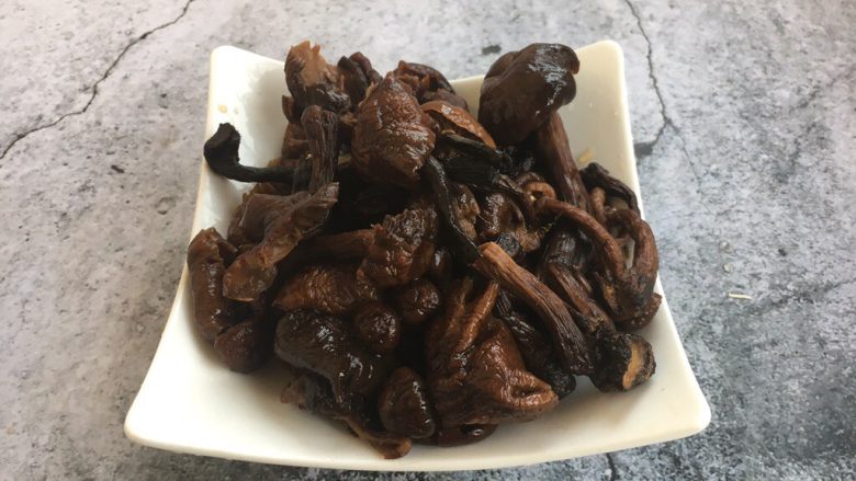 #菌类料理# 山珍炖鸡,将榛蘑提前泡发好,挤干水分备用。一般情况下提前1个小时泡发。泡发榛蘑之前用冷水将榛榛蘑表面清洗干净,可将榛蘑根部除去,盖朝下置于温水中浸泡一个小时至两个小时,待榛蘑变软,菌盖的褶皱张开,再用手轻轻朝同方向旋转,使泥沙快速沉入盆底。泡发榛蘑的温水最好是25℃为宜。