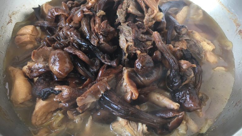 #菌类料理# 山珍炖鸡,放入榛蘑,小火炖10分钟。