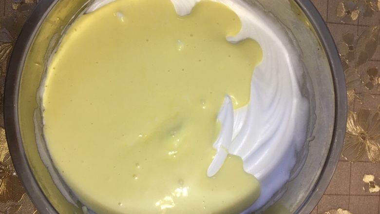8寸戚风蛋糕,然后加入到剩下的蛋白里,拌均匀即可