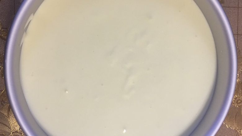 8寸戚风蛋糕,倒进8寸的阳极圆形模具里,8分🈵️,轻轻震动几下,烤盘加水,烤箱170度预热10分钟,然后放进烤箱第四层,烤70分钟至熟即可,