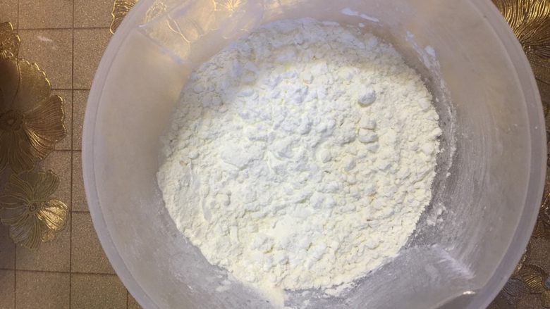 8寸戚风蛋糕,加入过筛了的面粉和粟粉,继续搅拌均匀至光滑无颗粒状态