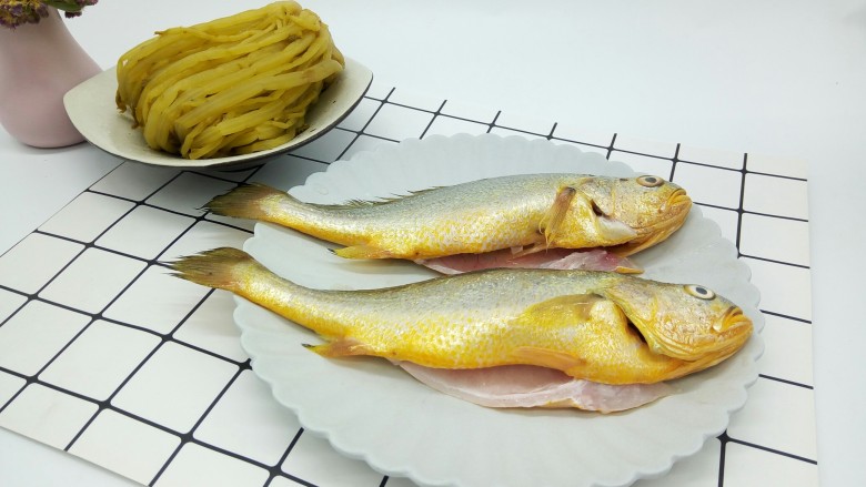 下饭菜~雪菜黄鱼汤,黄鱼可以让店家处理好,回家只要刮去多余的鱼鳞,清水冲洗干净,还有鱼肚子的那层黑膜也要去除干净,因为黑膜有腥味