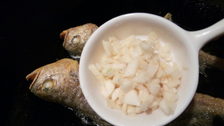 下饭菜~雪菜黄鱼汤,加蒜泥