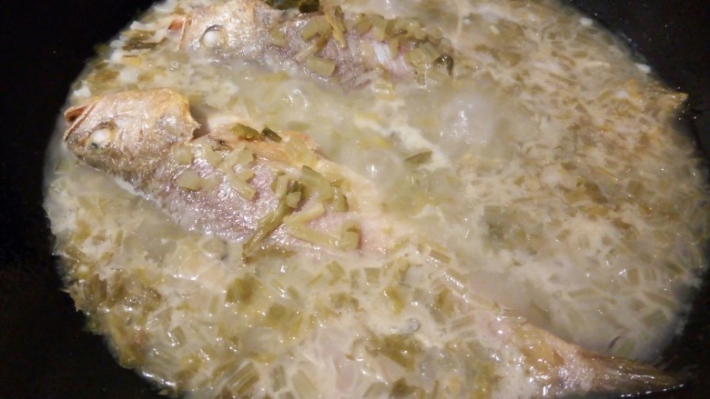 下饭菜~雪菜黄鱼汤,先大火烧开,再中小火慢慢炖,看看这鱼汤,才煮了10分钟,就变白了,站在旁边都闻得到浓浓的鱼香味,还有雪菜的酸香味