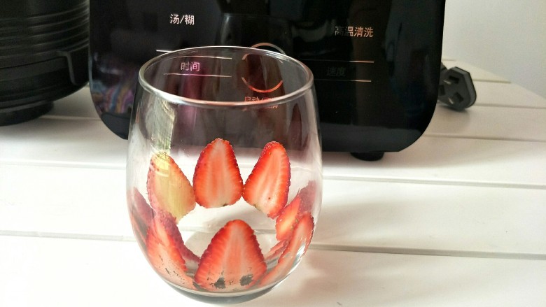 草莓🍓蓝莓双层思慕雪,取一颗新鲜草莓切薄片,贴在杯壁上