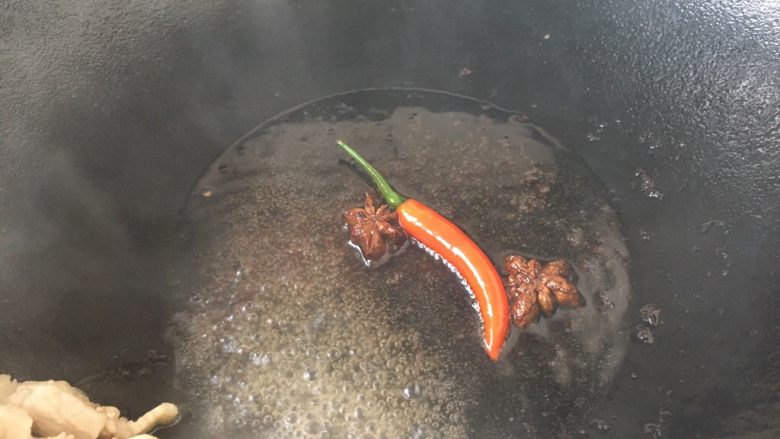 #菌类料理# 黑木耳肉丁蚕豆酥,将肉丁扒在锅的一边或者盛出备用都可以。用煸炒出的底油,煸香<a style='color:red;display:inline-block;' href='/shicai/ 695'>八角</a>和辣椒。