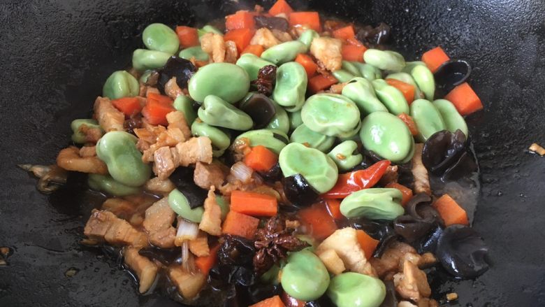 #菌类料理# 黑木耳肉丁蚕豆酥,倒入蚕豆,继续翻炒至蚕豆熟。