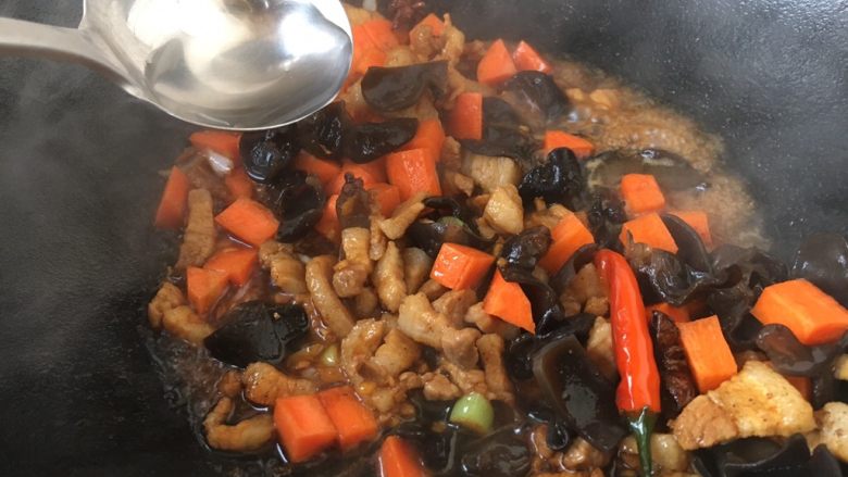 #菌类料理# 黑木耳肉丁蚕豆酥,放入50ml的开水,大火,将所有食材翻炒均匀,将胡萝卜炒至8成熟。
